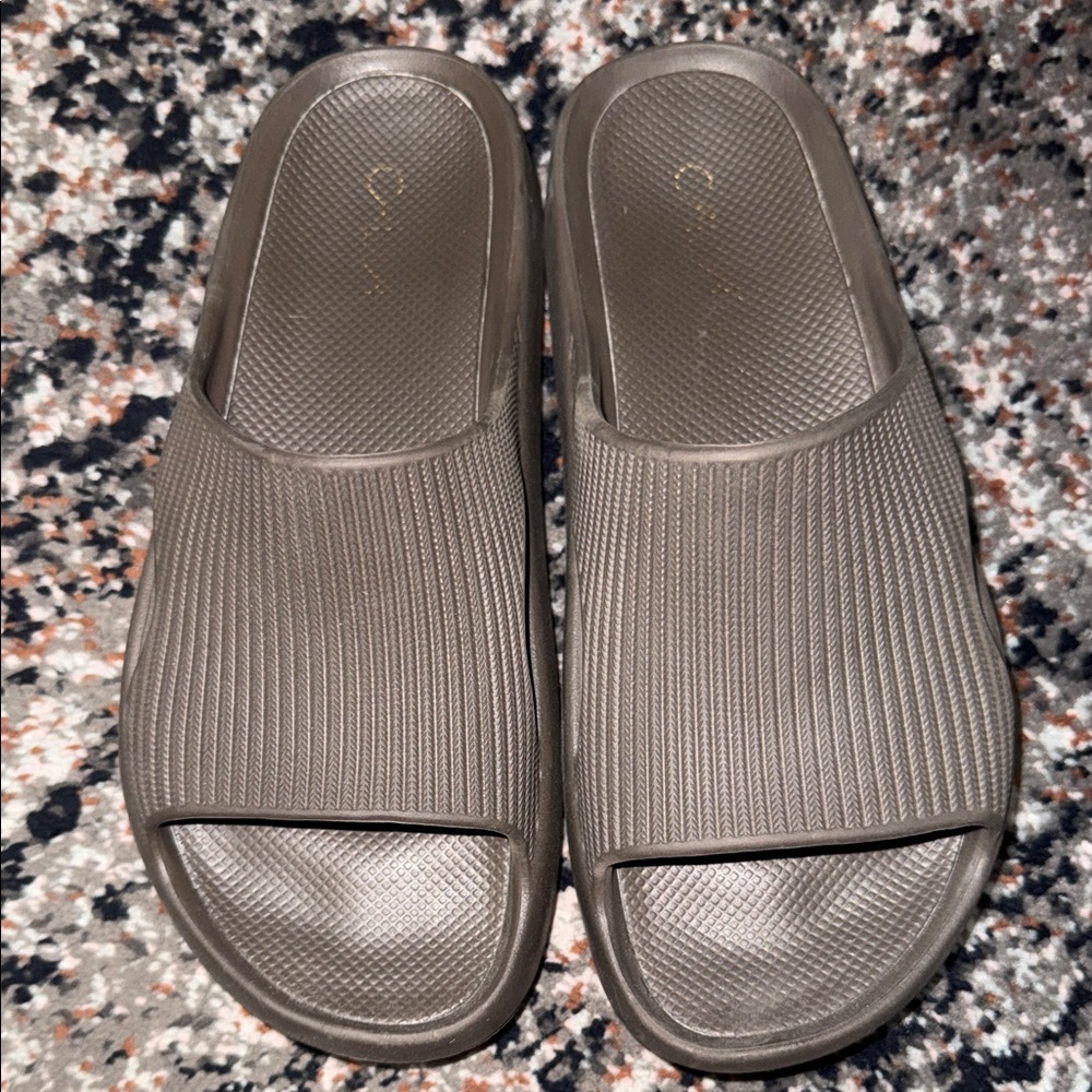 CALIA by Carrie Underwood Gray Slippers